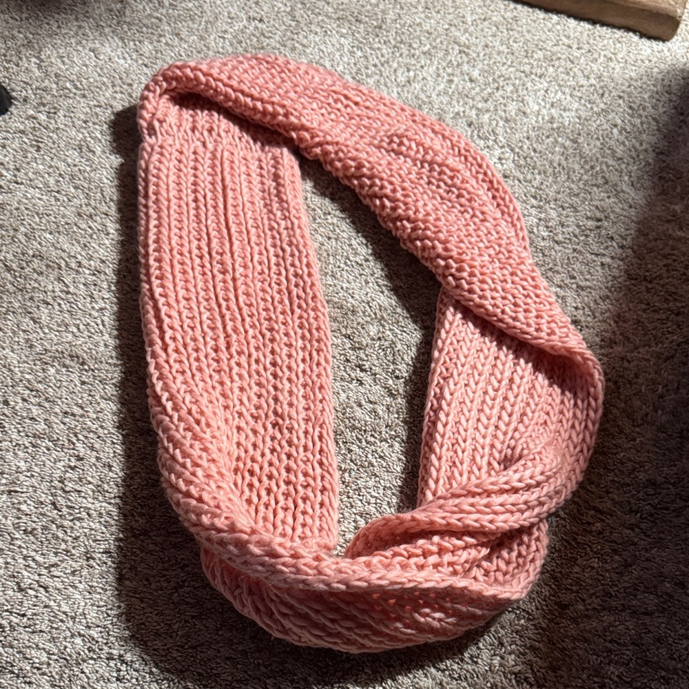 Edge Soft Pink Knit Scarf